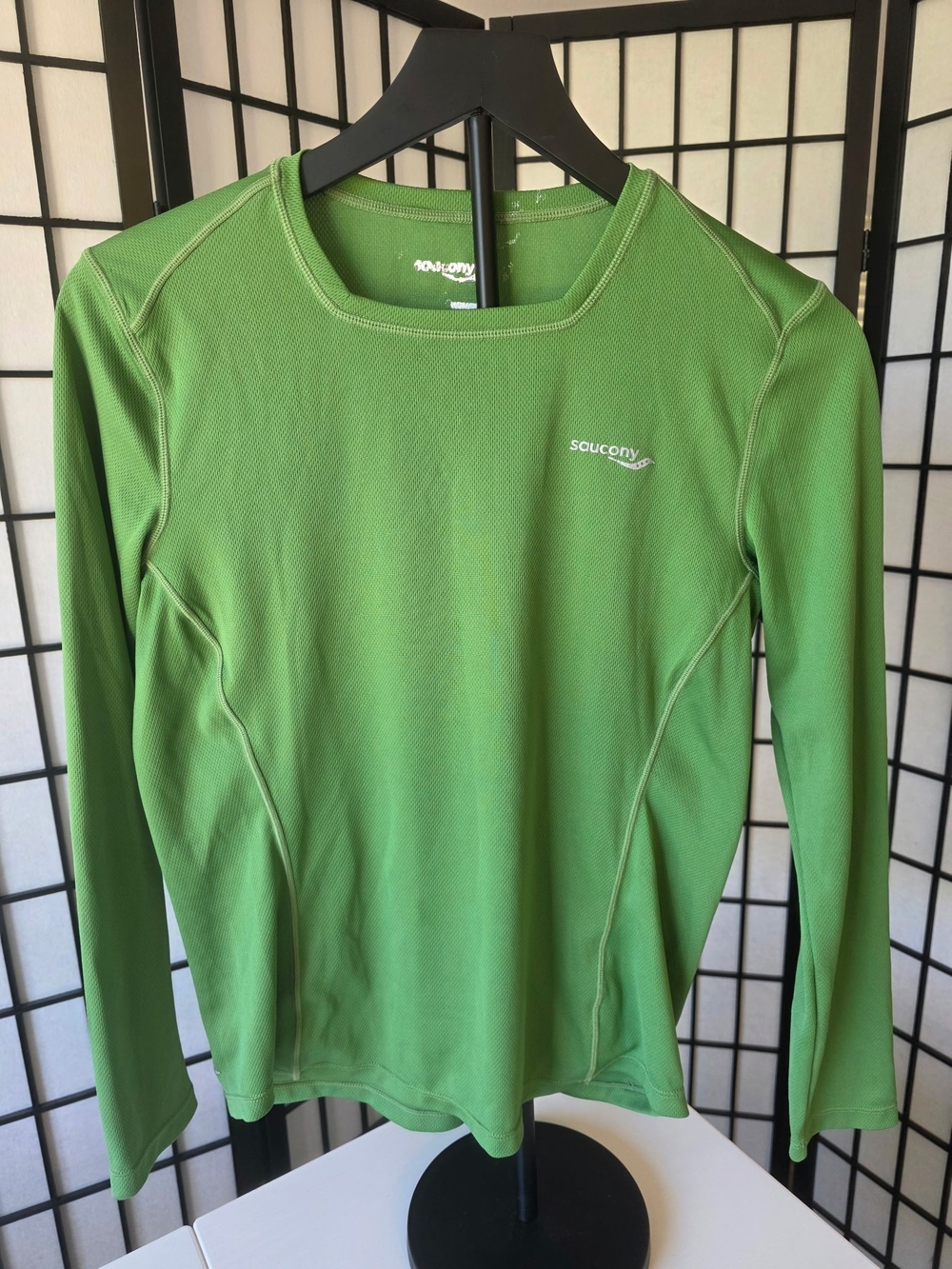 Saucony Women’s Long-Sleeve Performance Top In Green~ Medium ~ Faded Size Tag